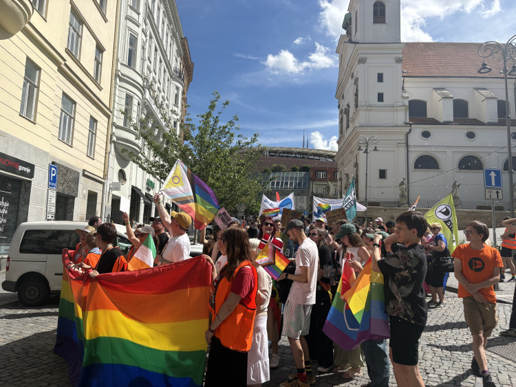 FOTO: Brnem prošly stovky lidí v duhovém průvodu, dorazily celé rodiny i politici