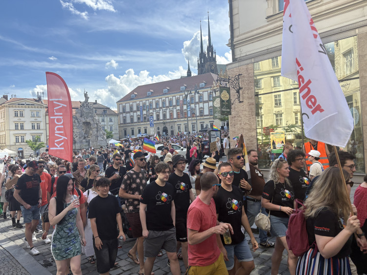 FOTO: Brnem prošly stovky lidí v duhovém průvodu, dorazily celé rodiny i politici