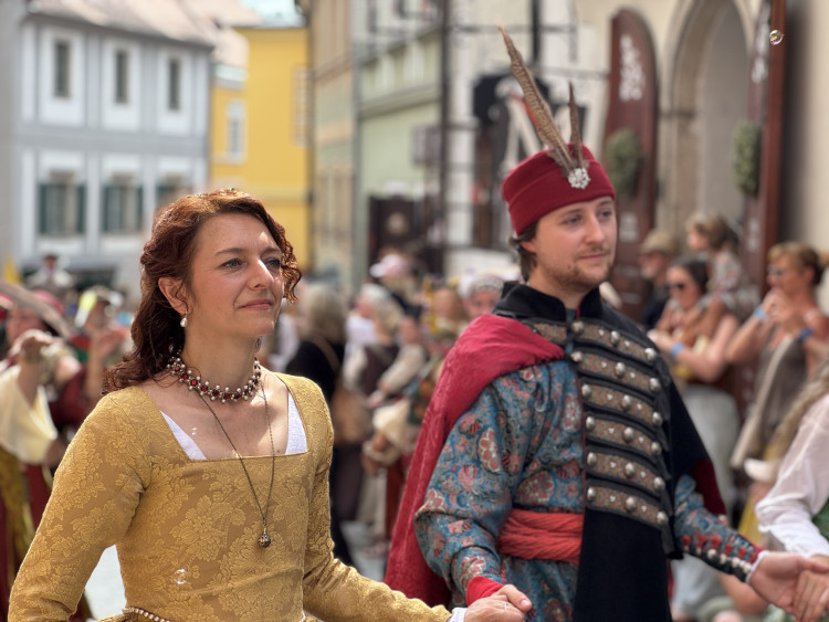 Český Krumlov se vrátil do časů Rožmberků. Podívejte se na Slavnosti pětilisté růže