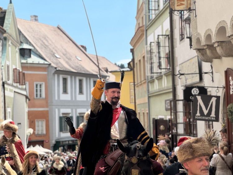 Český Krumlov se vrátil do časů Rožmberků. Podívejte se na Slavnosti pětilisté růže