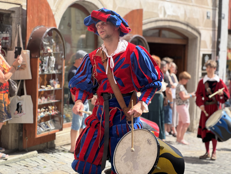 Český Krumlov se vrátil do časů Rožmberků. Podívejte se na Slavnosti pětilisté růže