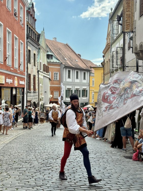 Český Krumlov se vrátil do časů Rožmberků. Podívejte se na Slavnosti pětilisté růže