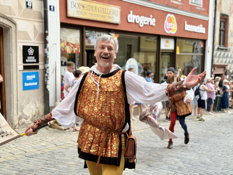 Český Krumlov se vrátil do časů Rožmberků. Podívejte se na Slavnosti pětilisté růže