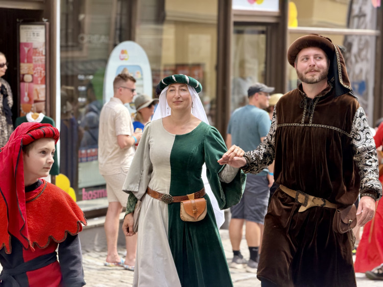 Český Krumlov se vrátil do časů Rožmberků. Podívejte se na Slavnosti pětilisté růže