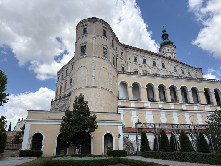 FOTO: Historie, kavárny i výhledy. Mikulov v létě umí okouzlit