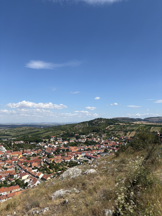 FOTO: Historie, kavárny i výhledy. Mikulov v létě umí okouzlit