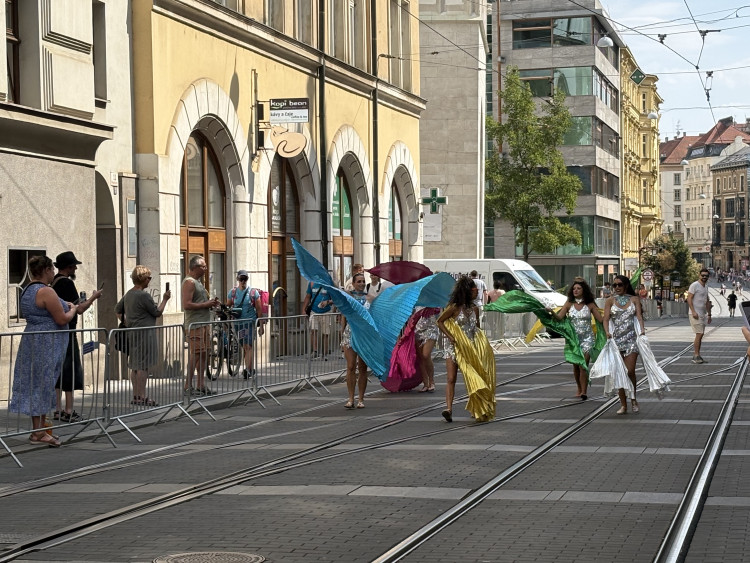 FOTO: Ulicemi Brna se prohnal karnevalový průvod. Lidi přenesl do exotické Brazílie