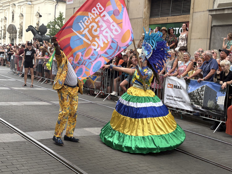 FOTO: Ulicemi Brna se prohnal karnevalový průvod. Lidi přenesl do exotické Brazílie