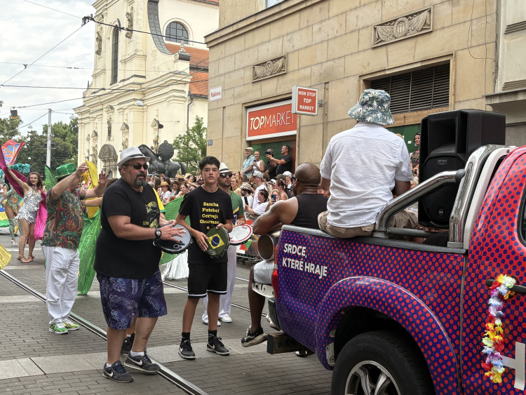 FOTO: Ulicemi Brna se prohnal karnevalový průvod. Lidi přenesl do exotické Brazílie