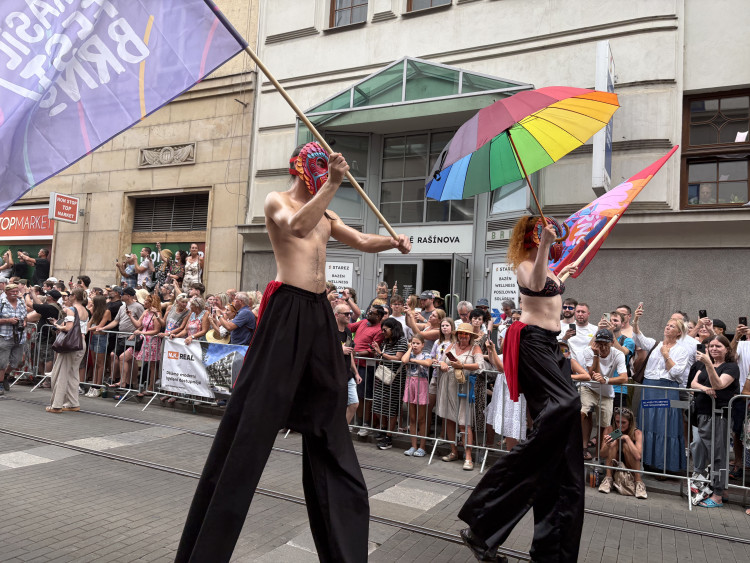 FOTO: Ulicemi Brna se prohnal karnevalový průvod. Lidi přenesl do exotické Brazílie