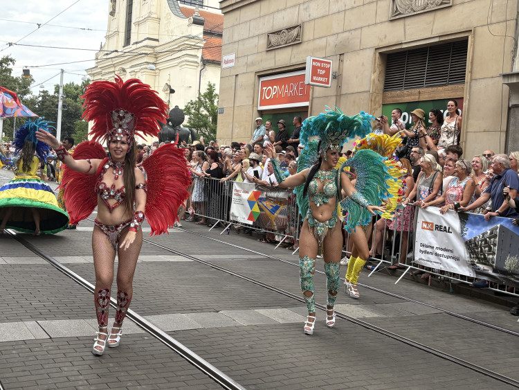 FOTO: Ulicemi Brna se prohnal karnevalový průvod. Lidi přenesl do exotické Brazílie