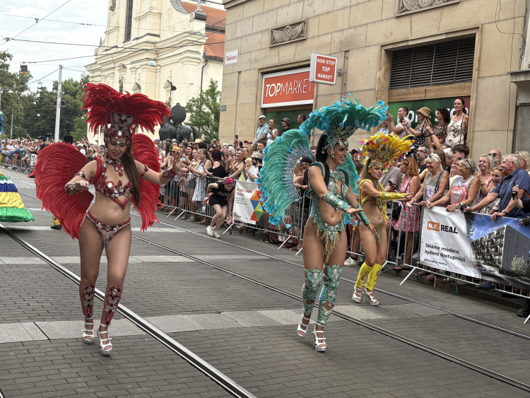 FOTO: Ulicemi Brna se prohnal karnevalový průvod. Lidi přenesl do exotické Brazílie