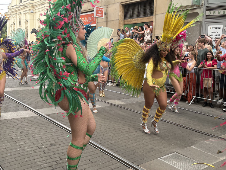 FOTO: Ulicemi Brna se prohnal karnevalový průvod. Lidi přenesl do exotické Brazílie