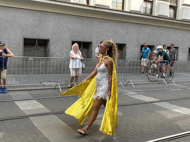 FOTO: Ulicemi Brna se prohnal karnevalový průvod. Lidi přenesl do exotické Brazílie