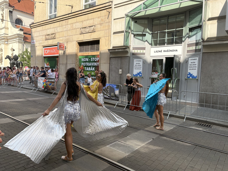 FOTO: Ulicemi Brna se prohnal karnevalový průvod. Lidi přenesl do exotické Brazílie