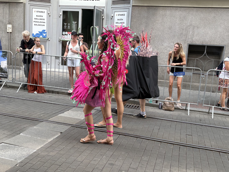 FOTO: Ulicemi Brna se prohnal karnevalový průvod. Lidi přenesl do exotické Brazílie
