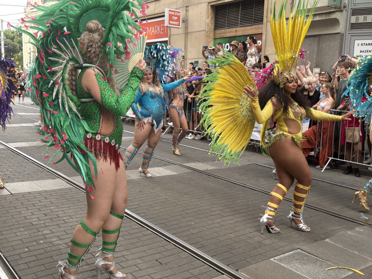 FOTO: Ulicemi Brna se prohnal karnevalový průvod. Lidi přenesl do exotické Brazílie