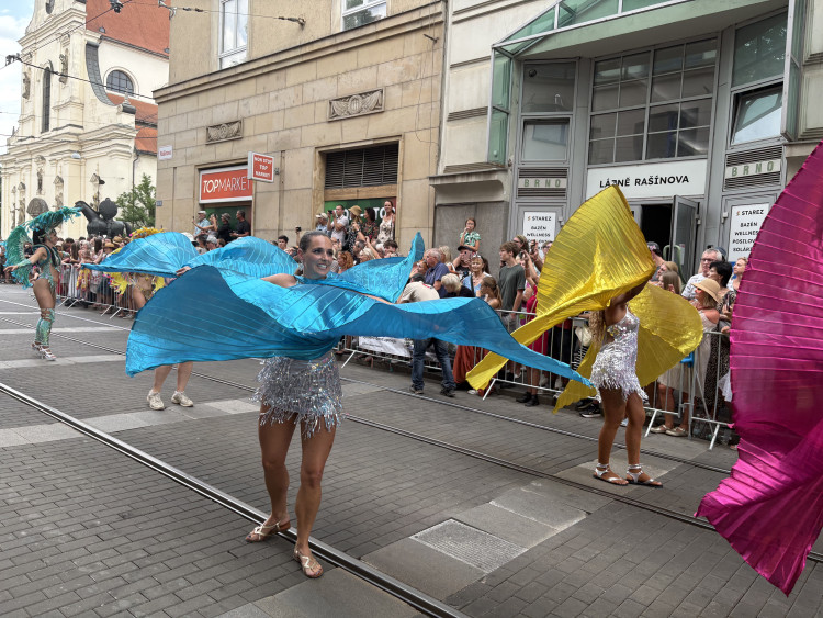 FOTO: Ulicemi Brna se prohnal karnevalový průvod. Lidi přenesl do exotické Brazílie