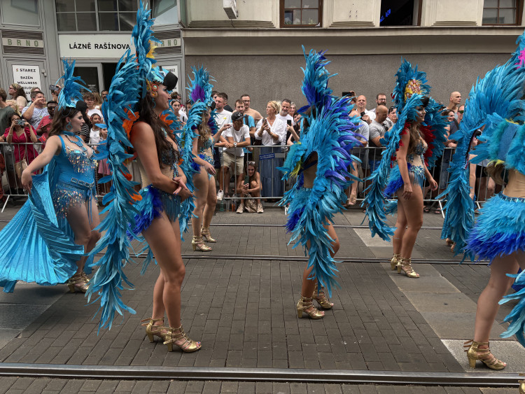 FOTO: Ulicemi Brna se prohnal karnevalový průvod. Lidi přenesl do exotické Brazílie