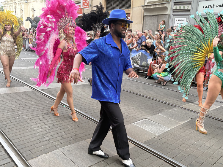 FOTO: Ulicemi Brna se prohnal karnevalový průvod. Lidi přenesl do exotické Brazílie