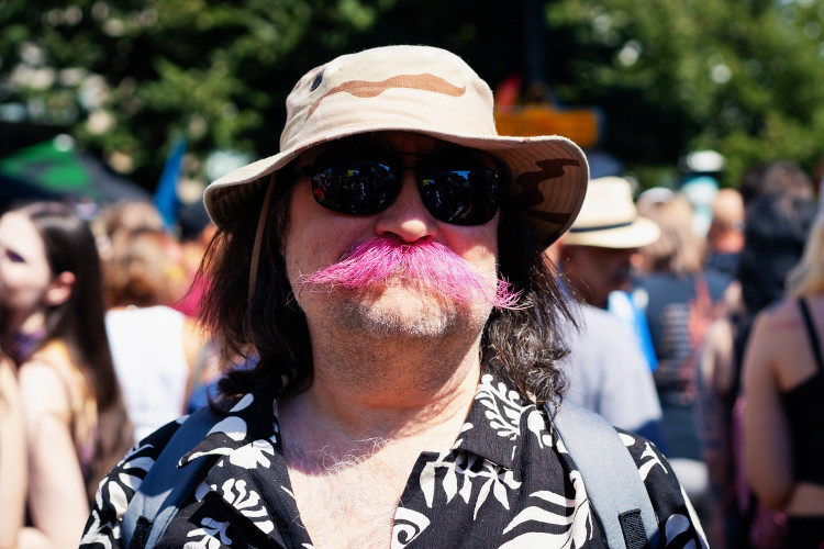 FOTOGALERIE: Prahou prošly tisíce lidí na duhovém průvodu Prague Pride