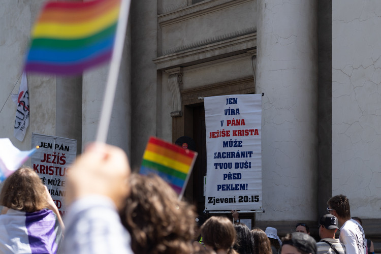 FOTOGALERIE: Prahou prošly tisíce lidí na duhovém průvodu Prague Pride