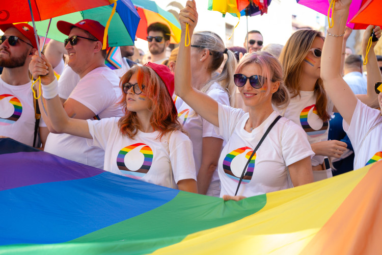 FOTOGALERIE: Prahou prošly tisíce lidí na duhovém průvodu Prague Pride