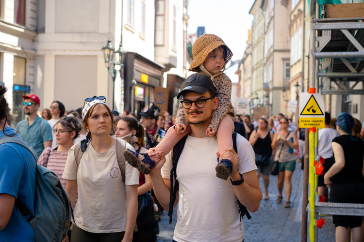 FOTOGALERIE: Prahou prošly tisíce lidí na duhovém průvodu Prague Pride