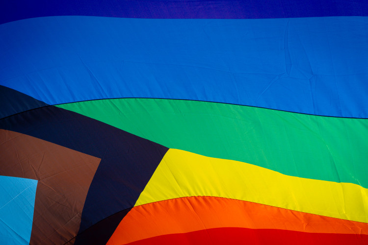 FOTOGALERIE: Prahou prošly tisíce lidí na duhovém průvodu Prague Pride