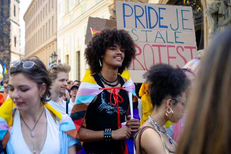 FOTOGALERIE: Prahou prošly tisíce lidí na duhovém průvodu Prague Pride