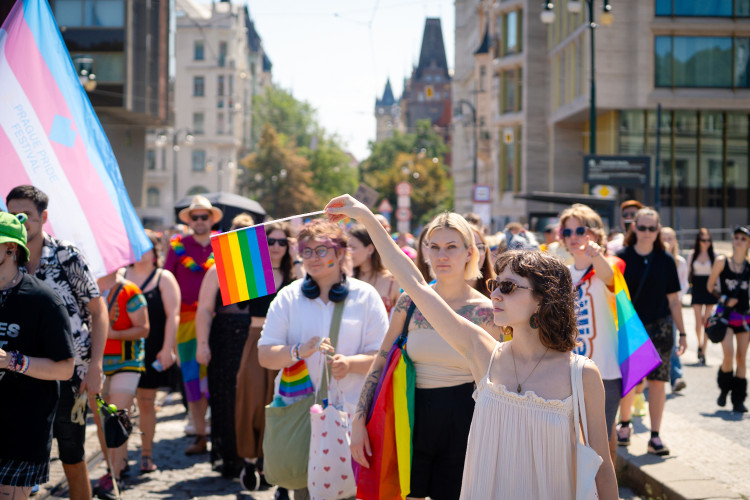 FOTOGALERIE: Prahou prošly tisíce lidí na duhovém průvodu Prague Pride