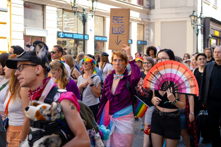 FOTOGALERIE: Prahou prošly tisíce lidí na duhovém průvodu Prague Pride