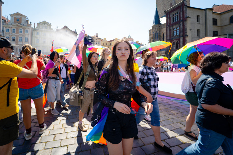 FOTOGALERIE: Prahou prošly tisíce lidí na duhovém průvodu Prague Pride