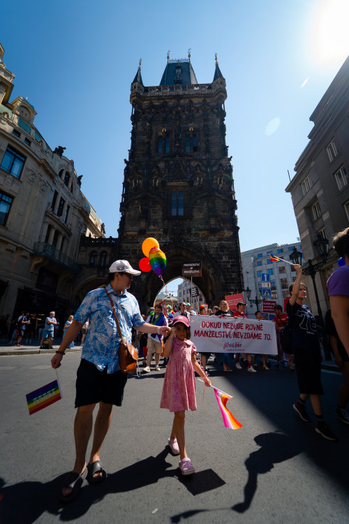 FOTOGALERIE: Prahou prošly tisíce lidí na duhovém průvodu Prague Pride