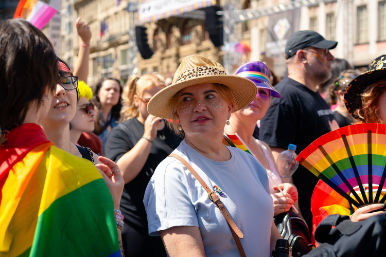 FOTOGALERIE: Prahou prošly tisíce lidí na duhovém průvodu Prague Pride