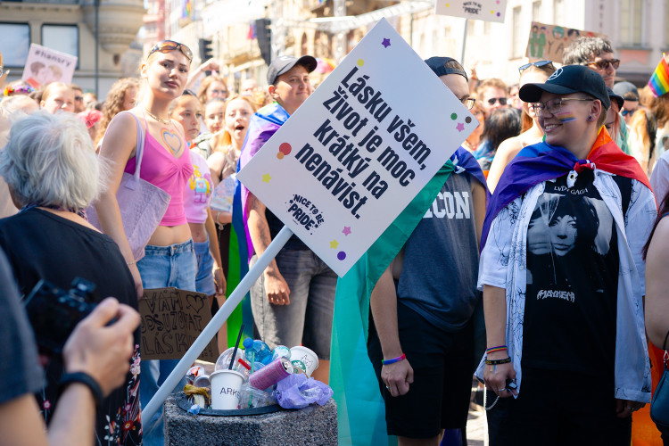 FOTOGALERIE: Prahou prošly tisíce lidí na duhovém průvodu Prague Pride
