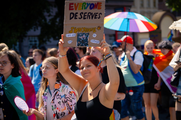 FOTOGALERIE: Prahou prošly tisíce lidí na duhovém průvodu Prague Pride