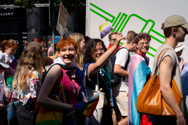 FOTOGALERIE: Prahou prošly tisíce lidí na duhovém průvodu Prague Pride