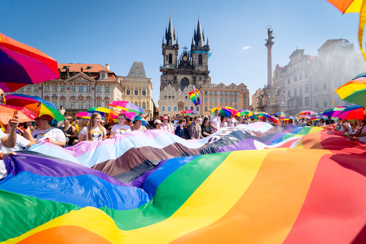 FOTOGALERIE: Prahou prošly tisíce lidí na duhovém průvodu Prague Pride