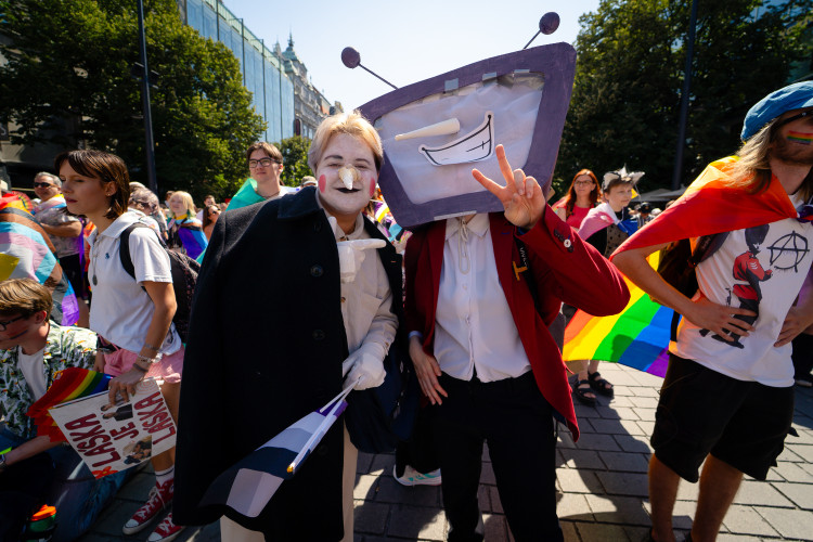 FOTOGALERIE: Prahou prošly tisíce lidí na duhovém průvodu Prague Pride