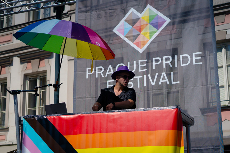 FOTOGALERIE: Prahou prošly tisíce lidí na duhovém průvodu Prague Pride