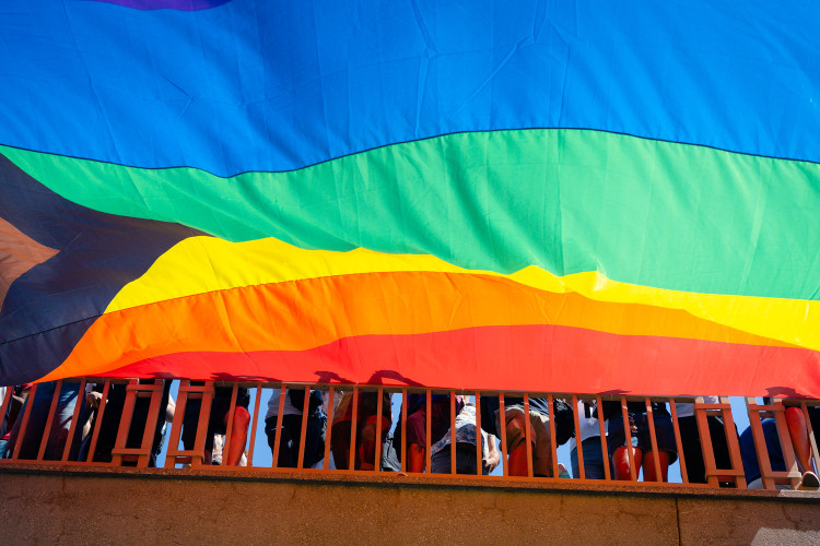 FOTOGALERIE: Prahou prošly tisíce lidí na duhovém průvodu Prague Pride