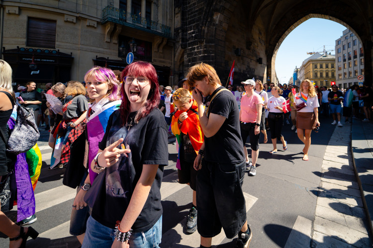 FOTOGALERIE: Prahou prošly tisíce lidí na duhovém průvodu Prague Pride