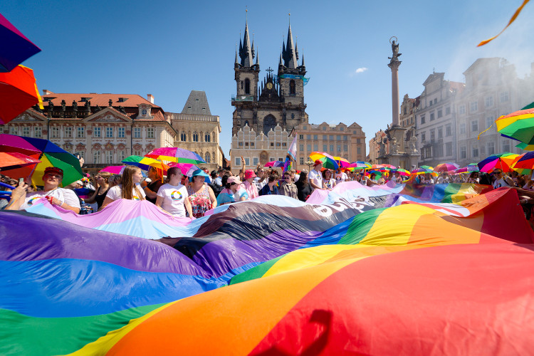 FOTOGALERIE: Prahou prošly tisíce lidí na duhovém průvodu Prague Pride