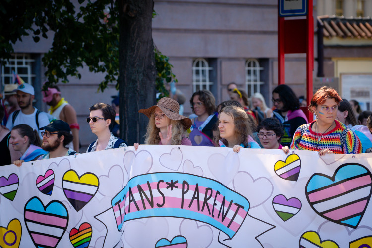 FOTOGALERIE: Prahou prošly tisíce lidí na duhovém průvodu Prague Pride