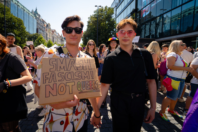 FOTOGALERIE: Prahou prošly tisíce lidí na duhovém průvodu Prague Pride