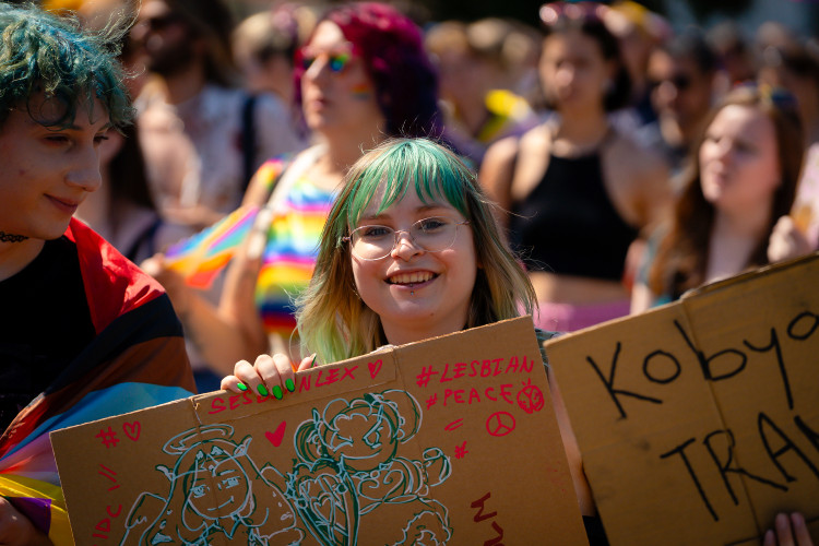 FOTOGALERIE: Prahou prošly tisíce lidí na duhovém průvodu Prague Pride