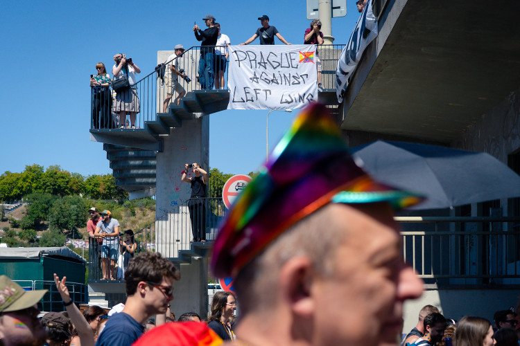 FOTOGALERIE: Prahou prošly tisíce lidí na duhovém průvodu Prague Pride