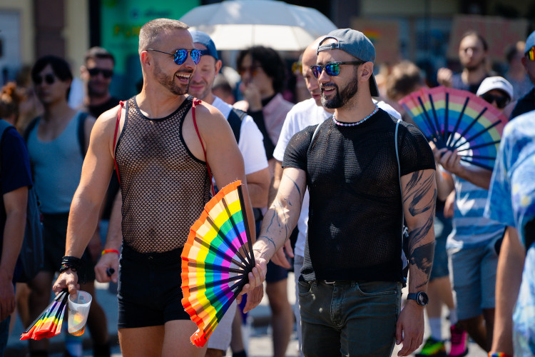 FOTOGALERIE: Prahou prošly tisíce lidí na duhovém průvodu Prague Pride