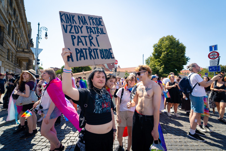 FOTOGALERIE: Prahou prošly tisíce lidí na duhovém průvodu Prague Pride